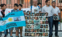 Des proches des 44 membres de l'équipage du sous-marin argentin San Juan, à Buenos Aires le 15 novembre 2018
