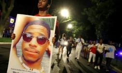 Des manifestants marchent dans les rues de Chicago pendant le rassemblement "La route du changement", organisé pour le contrôle des armes, le 15 juin 2018