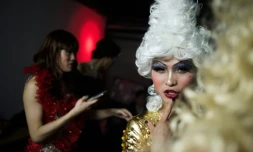 Yu Xiaoyang dont le nom de scène est Xiao Bai (Petit blanc), s'apprête à monter sur scène pour un concours de travestis sur la scène d'un club gay à Shanghai, le 18 avril 2016