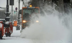 Nettoyage de la neige sur le trottoir prÚs du chùteau de Charlottenbourg, à Berlin (Allemagne) le 9 février 2021.