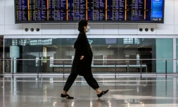 Dans un hall de l'aéroport international de Hong Kong le 11 août 2021