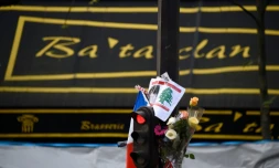 Des fleurs déposées devant le Bataclan à Paris le 18 novembre 2015