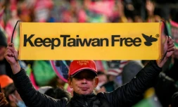 Un partisan de Lai Ching-te, favori de la présidentielle à Taïwan, pendant un meeting de campagne du candidat le 11 janvier 2024 à Taipei