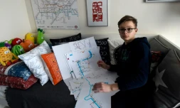 L'écolier tchÚque Matej, atteint du syndrome d'Asperger, montre un plan qu'il a dessiné, le 29 janvier 2018 dans sa chambre à Cerbisuce, en République TchÚque