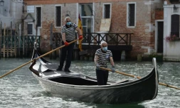 Des gondoliers reprennent du service le 18 mai 2020 à Venise mais les clients sont très rares