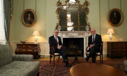 Le nouveau Premier ministre britannique Keir Starmer (G) et son homologue écossais John Swinney lors d'un entretien, le 7 juillet 2024 à Edimbourg