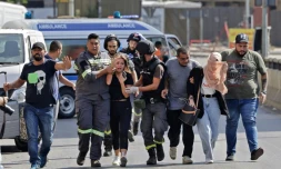Des blessés sont évacués après des heurts mortels lors d'une manifestation à Beyrouth, au Liban, le 14 octobre 2021