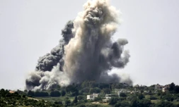 Des panaches de fumée s'élÚvent aprÚs un bombardement israélien sur le village d'Alma al-Chaab dans le sud du Liban, le 25 avril 2024