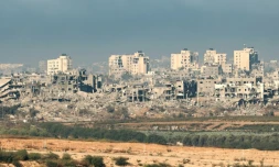 Une photo prise prÚs de la frontiÚre entre Israël et Gaza montre des bùtiments largement détruits dans la bande de Gaza le 16 novembre 2023