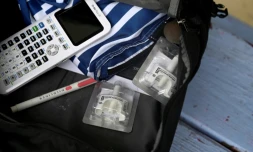 Des sprays contenant de la Naloxone, un médicament inversant rapidement une surdose d'opioïdes, dans le sac à dos d'un étudiant à Arlington, le 8 septembre 2023 en Virginie