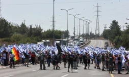 Ds manifestants bloquent la route 443 reliant Jérusalem et Tel Aviv, prÚs de la ville israélienne de Modiin, le 11 juillet 2023