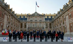 Les chefs d'Etat et de gouvernement de l'Union européenne posent avant le début du sommet de Versailles, le 10 mars 2022