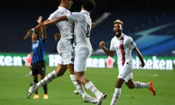 Le Brésilien Marquinhos félicité par ses coéquipiers aprÚs son but, synonyme d'égalisation contre l'Atalanta le 12 août 2020 à Lisbonne