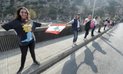Une chaßne humaine est formée par des manifestants, ici à Nahr al-Kalb dans le nord de Beyrouth, au Liban