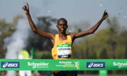 Le Kényan Paul Lonyangata franchit en vainqueur la ligne d'arrivée du Marathon de Paris, le 9 avril 2017