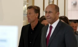 Hervé Renard (G), pressenti au poste de sélectionneur des Bleues, à son arrivée au siÚge de la Fédération française de football, le 30 mars 2023