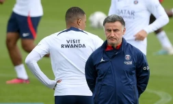 L'attaquant du PSG Kylian Mbappé et l'entraßneur Christophe Galtier, le 5 mai 2023 lors d'un entaßnement à Saint-Germain-en-Laye