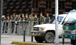 Des membres de la Garde nationale bolivarienne (GNB) sont postés aux alentours du siège du Parquet général du Venezuela à Caracas, le 5 août 2017