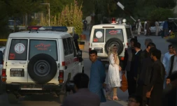 Des ambulances transportent des blessés à l'hÎpital, aprÚs l'attaque contre les bureaux d'un colistier du président afghan Ashraf Ghani le 28 juillet 2019 à Kaboul