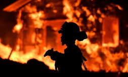 Un pompier lutte contre l'incendie d'une maison dans la région viticole de Napa, Californier, le 9 octobre 2017