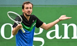 Daniil Medvedev affiche son agacement lors du match contre Sebastian Korda Ă Shanghai, le 8 octobre 2023
