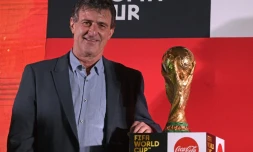 Le champion du monde argentin Mario Kempes pose avec le trophée du Mondial lors du passage de celui-ci à Buenos Aires, le 29 mars 2018