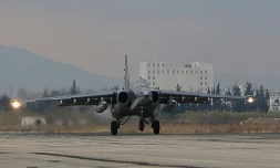 Un bombardier Sukhoi Su-34 de l'armée russe atterrit sur la basse russe de Hmeimim, au nord-ouest de la Syrie, le 16 décembre 2015