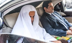 Le procureur général saoudien d'Arabie saoudite Saoud ben Abdallah Al-Muajab (à gauche) quitte le consulat d'Arabie saoudite à Istanbul, le 30 octobre 2018