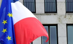 Un drapeau français et un draeau de l'UE flottent devant l'ambassade française à Berlin, le 7 mai 2017