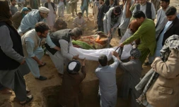 Mise en terre d'une des vicitme de l'une des victimes de l'attentat suicide d'hier dans un cimetière de Kunduz le 9 octobre 2021