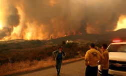 Une colline en feu près du lac Elsinore en Californie, le 10 septembre 2024 