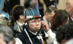 Un indien de la forêt amazonienne lors de la conférence sur le climat au Bourget près de Paris, le 4 décembre 2015 