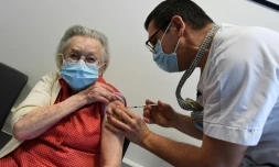 Une résidente d'un Epahd à Loos, dans le Nord, se fait vacciner le 28 décembre 2020