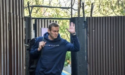 Le leader de l'opposition russe Alexeï Navalny quitte un centre de détention de Moscou après 30 jours d'incarcération, le 23 août 2019