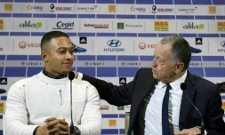 La recrue de l'OL Memphis Depay et le président du club Jean-Michel d'Aulas, le 20 janvier 2017 à Lyon