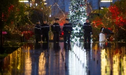 Des gendarmes patrouillent sur un marché de Noël à Tours, dans le centre de la France, le 23 décembre 2016