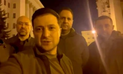 Le président ukrainien Volodymyr Zelensky (2e à gauche) avec ses collaborateurs à Kiev, le 25 février 2022