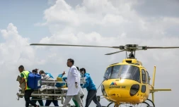 Les secouristes transfèrent Dawa Sherpa après son arrivée à Katmadou au Népal le 4 juin 2026