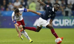 Le milieu de l'équipe de France Lassana Diarra (d) à la lutte avec l'Arménien Karlen Mkrtchyan en amical, le 8 octobre 2015 à Nice