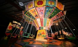 Un carrousel de Kenny Scharf lors de l'exposition "Luna Luna" à Los Angeles, le 22 décembre 2023 en Californie