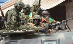 Des militaires paradent dans les rues de Conakry, après le coup d'Etat, le 5 septembre 2021