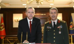 Le président turc Recep Tayyip Erdogan (g) et son chef d'état-major Hulusi Akar (d), le 16 juillet 2016 à Ankara