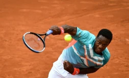 Gaël Monfils au service à la peine contre le Kazakh Alexander Bublik à Roland-Garros, le 28 septembre 2020