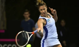 Pauline Parmentier face à la Belge Elise Mertens au 1er tour de la Fed Cup, à Mouilleron-le-Captif, le 10 février 2018