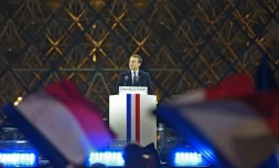 Emmanuel Macron, tout juste élu président, prononce un discours devant la Pyramide du Louvre, le 7 mai 2017 à Paris
