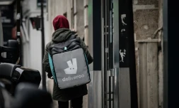 Un livreur Deliveroo en mars 2020 Ă Paris