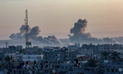 Bombardements israéliens sur Khan YounÚs, dans le sud de la bande de Gaza, le 18 janvier 2024
