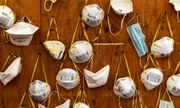 Des masques de protection contre le Covid-19 marqués du nom des soignants qui les utilisent dans l'hôpital de Crémone, en lombardie, le 2 avril 2020