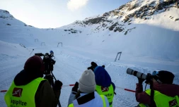 Des journalistes filment et photographient le téléski du Schneefernerkopf lors de son démantèlement à la station de ski de la Zugspitze, près de Garmisch-Partenkirchen, dans le sud de l’Allemagne, le 20 mars 2026 
