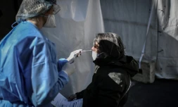 Une soignante procède à un test au Covid-19 sur une femme dans le 17e arrondissement de Paris, le 30 mars 202
